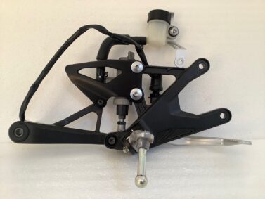Platine avant neuve repose pied droit Yamaha R1-YZF de 2015 à 2024