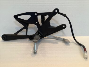 Platine arrière neuve repose pied droit Yamaha R1-YZF 2015/2024